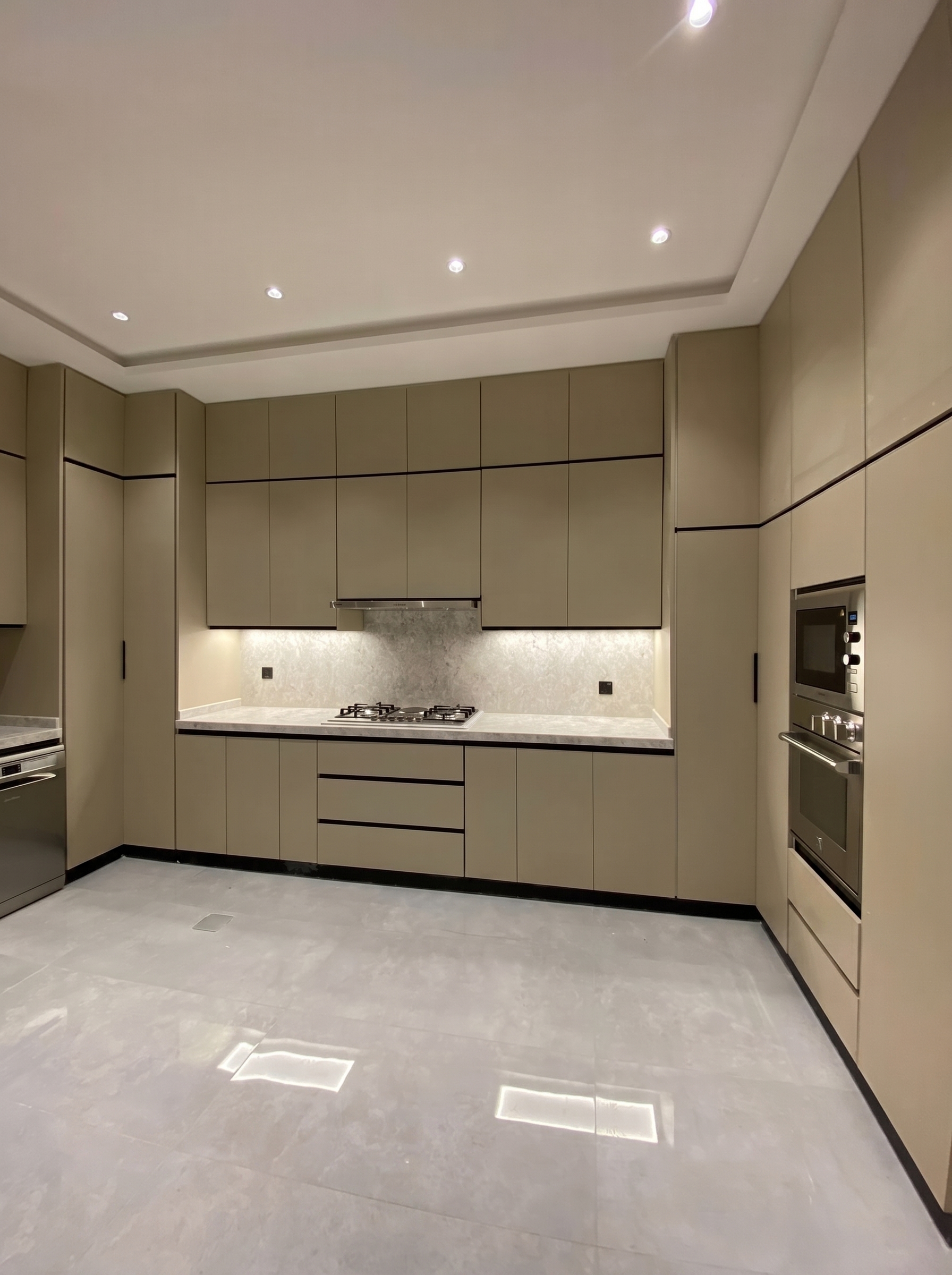 مطبخ فاتح بتصميم معاصر